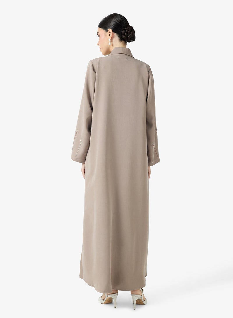 هيا كلوزيت عباية بياقة واسعة بتصميم مفتوح مزينة بالزهور - Image 3